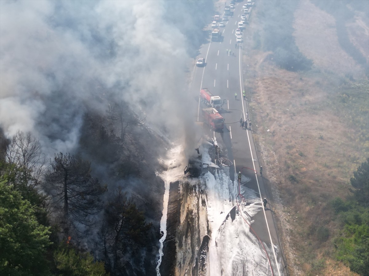 Bursa'nın Kestel ilçesinde motor yağı yüklü tırdan ormanlık alana sıçrayan yangın...
