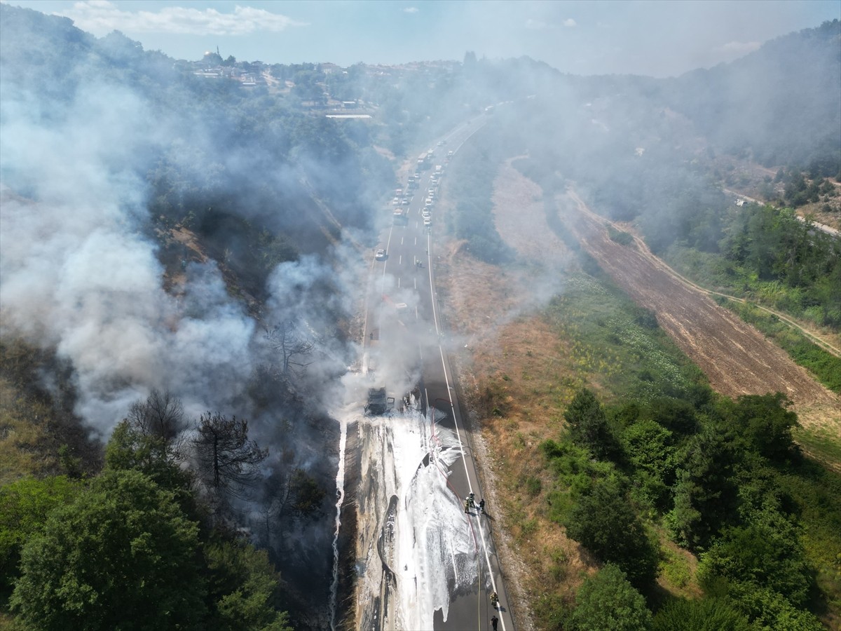 Bursa'nın Kestel ilçesinde motor yağı yüklü tırdan ormanlık alana sıçrayan yangın...