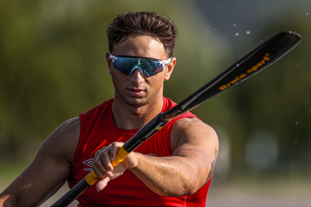 Bursa Büyükşehir Belediyespor Kulübü Durgunsu Kano Takımı'nın genç milli sporcuları Emircan Ayaklı...