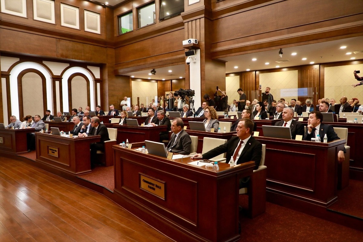 Büyükçekmece Belediye Meclisinde, Belediye Başkanı Hasan Akgün'ün tutuklanarak görevden...