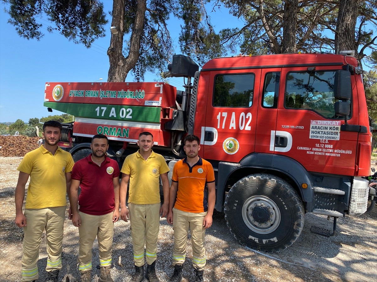 Çanakkale'nin Ayvacık ilçesindeki yangın sırasında ormanlık alanda karşısına çıkan oluklu...