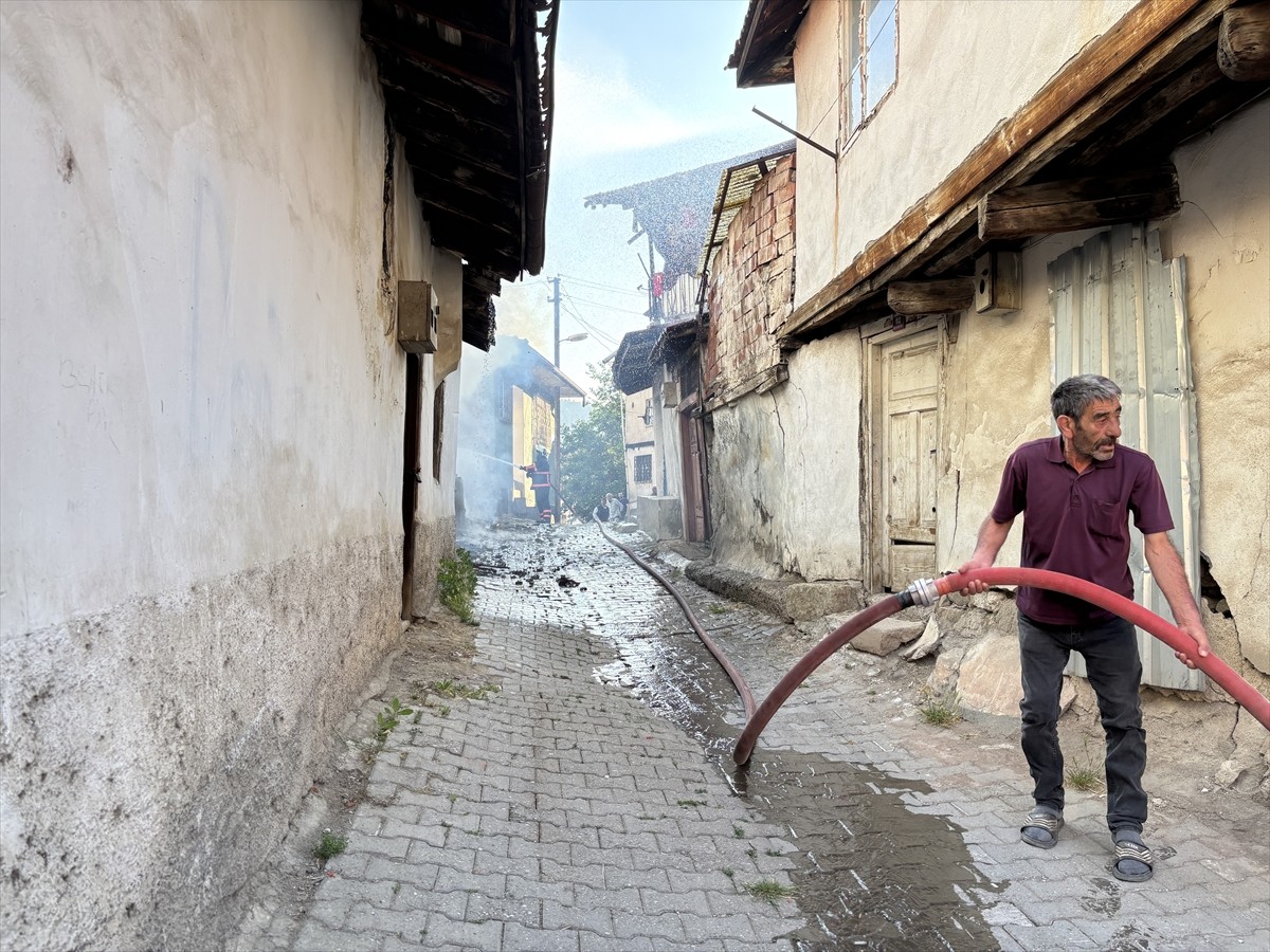 Çankırı'da metruk evde çıkan yangın, itfaiye ekiplerince söndürüldü.