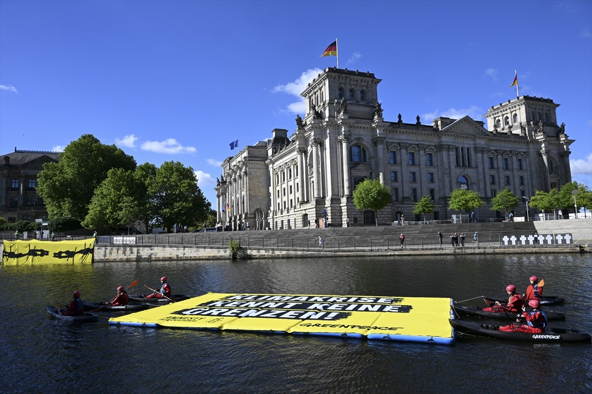 Çevre örgütü Greenpeace'e bağlı bir grup aktivist, Dünya Mülteci Günü nedeniyle Almanya'nın...