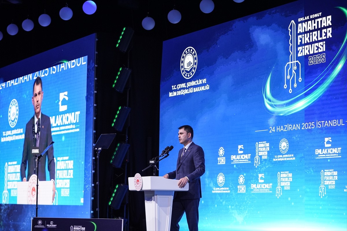 Çevre, Şehircilik ve İklim Değişikliği Bakanı Murat Kurum, İstanbul'da düzenlenen  "Emlak Konut...