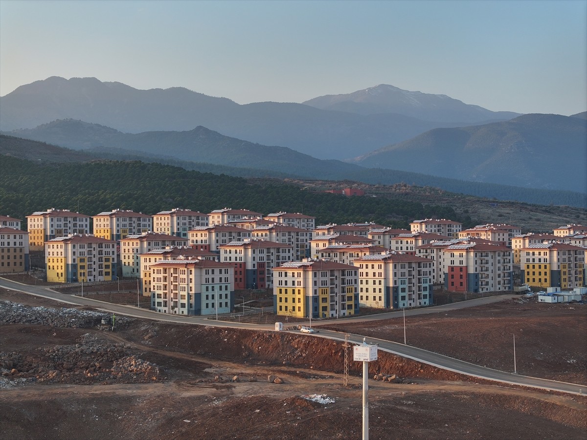 Çevre, Şehircilik ve İklim Değişikliği Bakanı Murat Kurum, yapımı tamamlanan Hatay'ın Hassa...