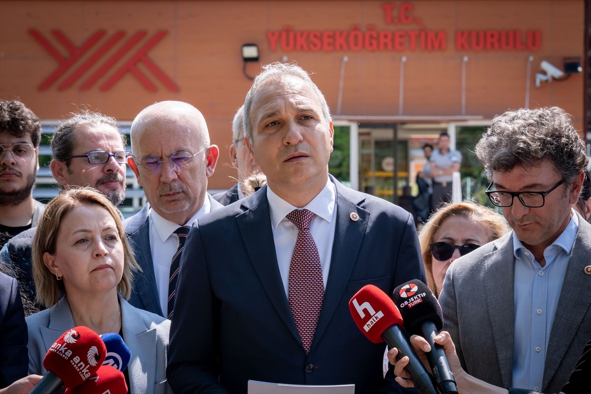 CHP Genel Başkan Yardımcısı Suat Özçağdaş (ortada), beraberindeki bazı CHP'li milletvekilleriyle...