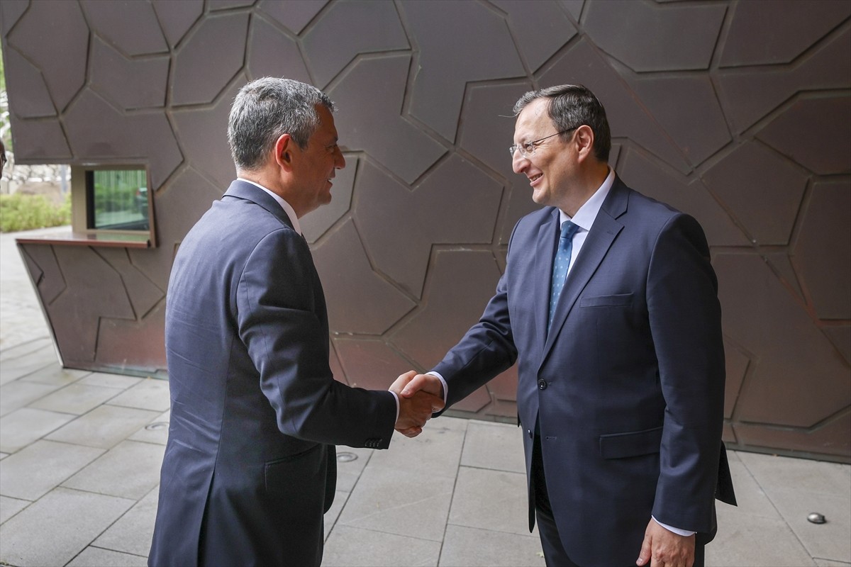 CHP Genel Başkanı Özgür Özel, Almanya'nın başkenti Berlin'de Türkiye'nin Berlin Büyükelçisi Gökhan...