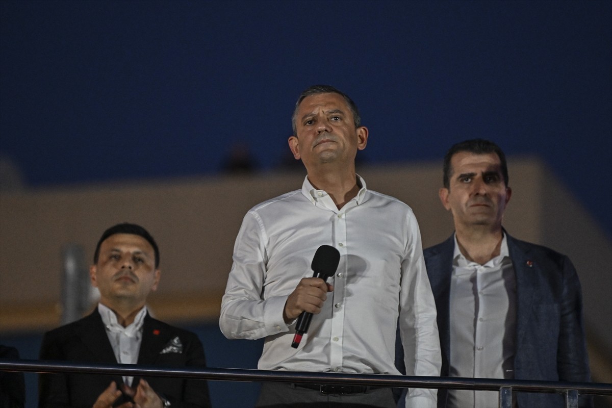 CHP Genel Başkanı Özgür Özel, İstanbul Büyükşehir Belediyesine (İBB) yönelik yolsuzluk ve terör...