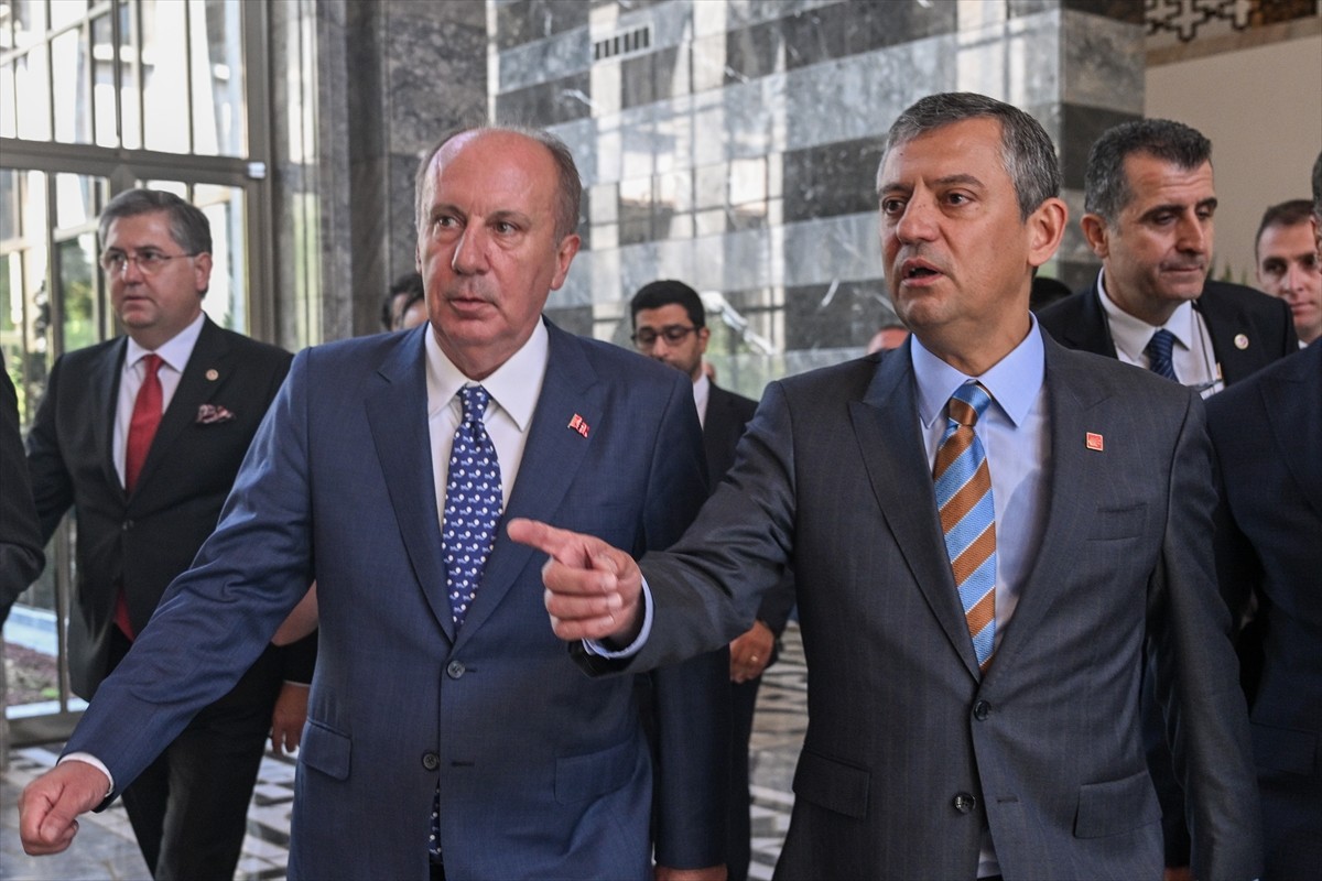 CHP Genel Başkanı Özgür Özel (sağda), partisinin TBMM Grup Toplantısı'na katıldı. Toplantıda...