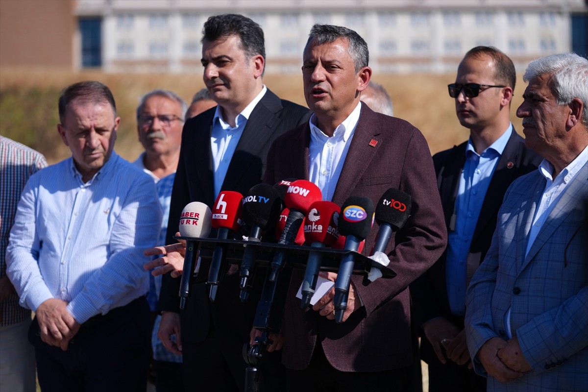 CHP Genel Başkanı Özgür Özel, yolsuzluk soruşturması kapsamında tutuklanmasının ardından İstanbul...