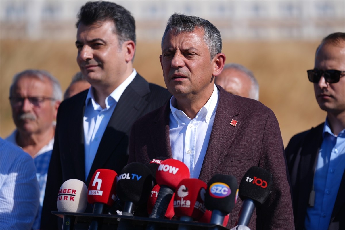 CHP Genel Başkanı Özgür Özel, yolsuzluk soruşturması kapsamında tutuklanmasının ardından İstanbul...