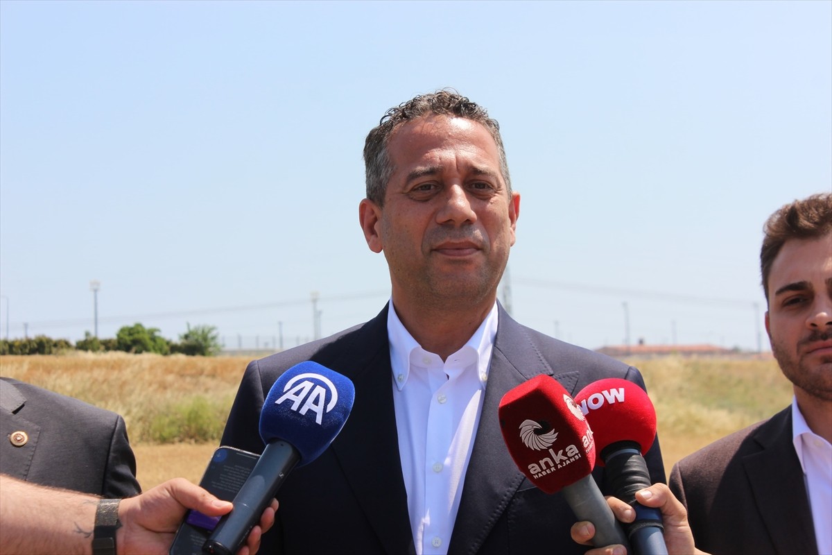 CHP heyeti, tutuklanarak İstanbul Büyükşehir Belediye (İBB) Başkanlığı görevinden uzaklaştırılan...