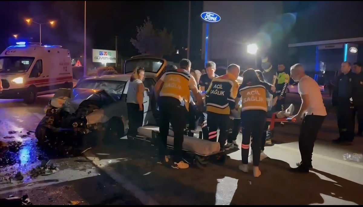 Çorum'da akaryakıt tankeriyle çarpışan otomobilin sürücüsü kaldırıldığı hastanede hayatını...