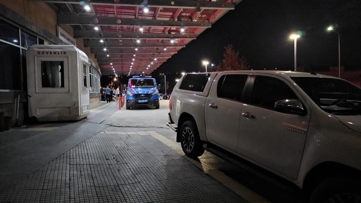 Çorum'da iki grup arasında çıkan silahlı kavgada biri polis memuru 2 kişi yaralandı. İhbar üzerine...