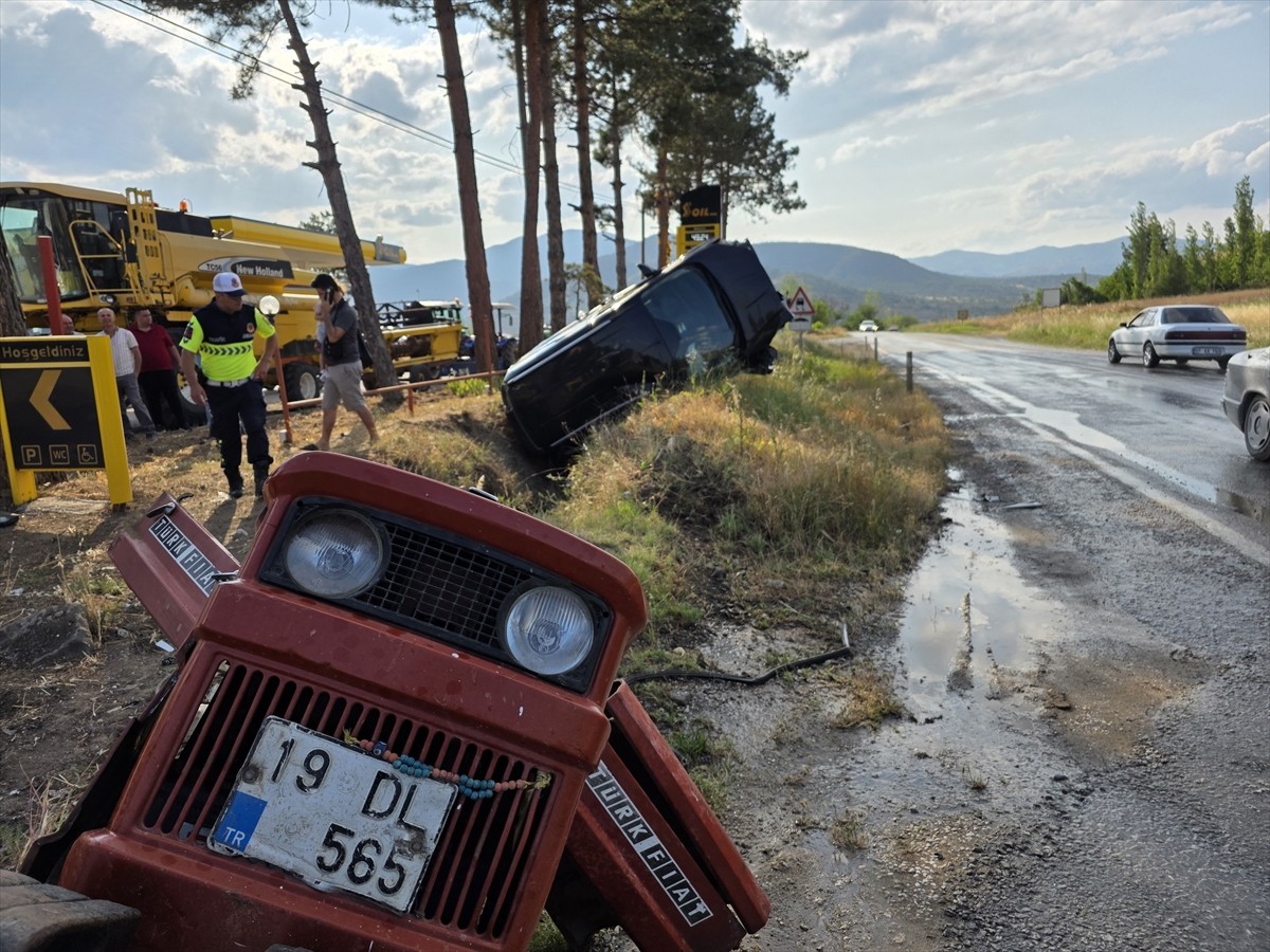 Çorum'un Laçin ilçesinde hafif ticari araç ile traktörün çarpışması sonucu 5 kişi...