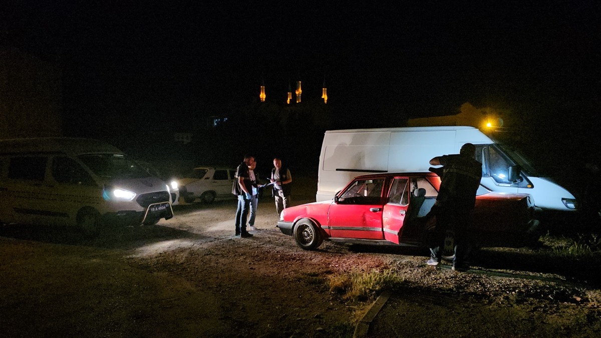 Çorum’da park halindeki otomobili "düz kontak" yöntemiyle çalıştırarak çaldığı belirlenen 2 zanlı...