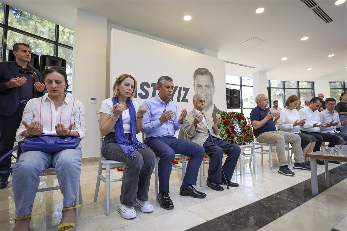 Cumhuriyet Halk Partisi Genel Başkanı Özgür Özel (ortada), hayatını kaybeden Manisa Büyükşehir...