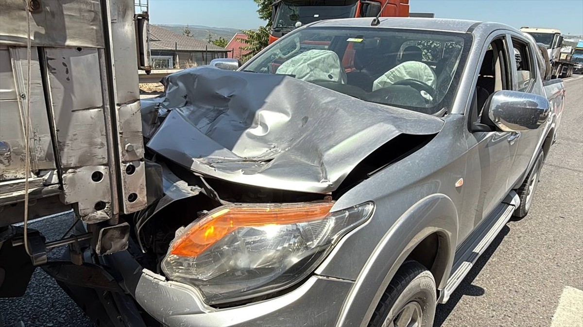 D-100 kara yolunun Kocaeli geçişinde 3 aracın karıştığı zincirleme trafik kazası trafiği aksattı....