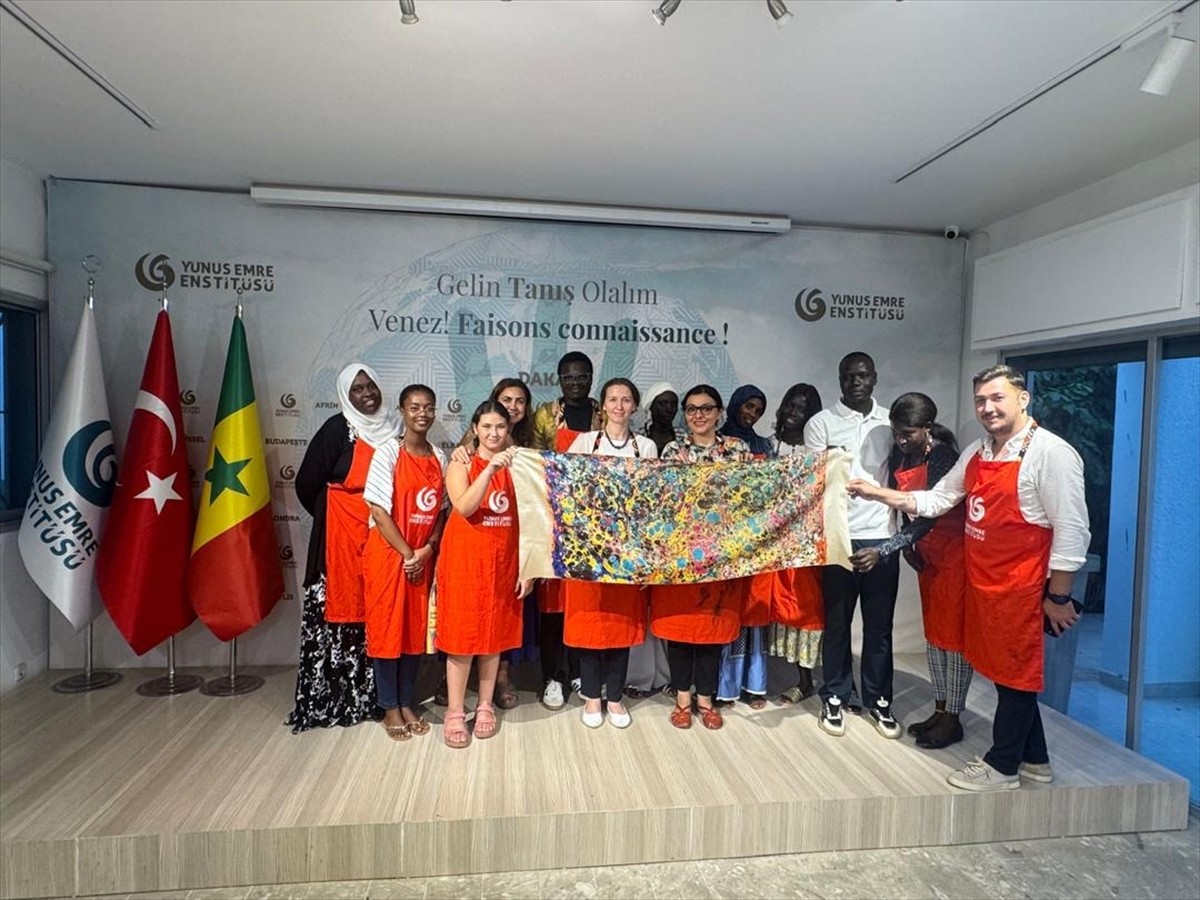 Dakar Yunus Emre Enstitüsü (YEE), 1 hafta sürecek ebru atölyesiyle hem Senegal'de ebru sanatını...