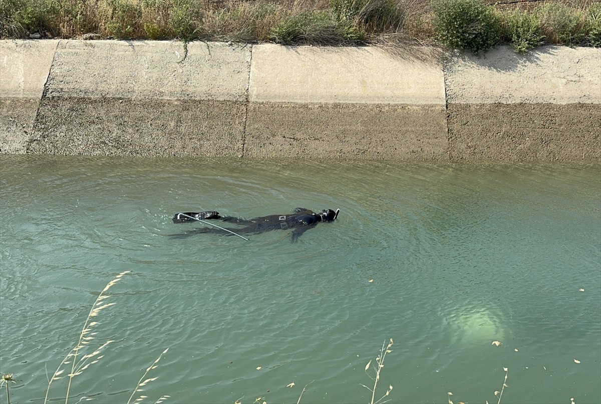 dana'nın merkez Yüreğir ilçesinde girdiği sulama kanalında boğulma tehlikesi geçiren 15 yaşındaki...