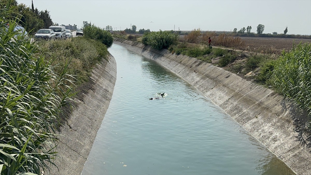 dana'nın merkez Yüreğir ilçesinde girdiği sulama kanalında boğulma tehlikesi geçiren 15 yaşındaki...