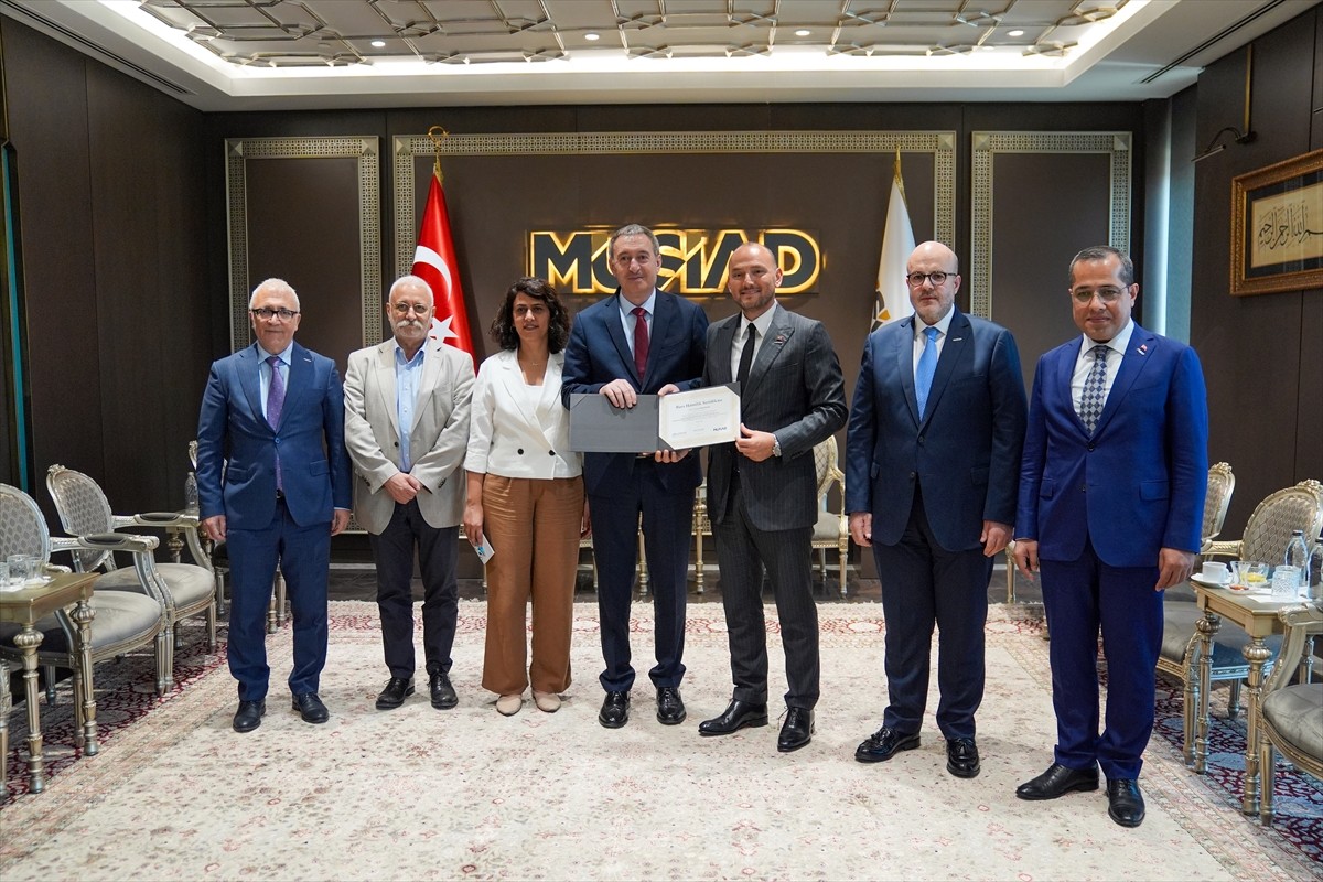 DEM Parti Eş Genel Başkanı Tuncer Bakırhan (ortada), Müstakil Sanayici ve İşadamları Derneği'ni...