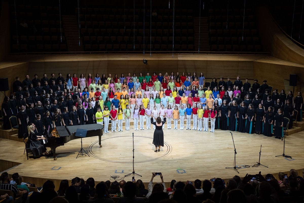 Devlet Çoksesli Çocuk Korosu ve Devlet Çoksesli Gençlik Korosu sezon finali konserinde...