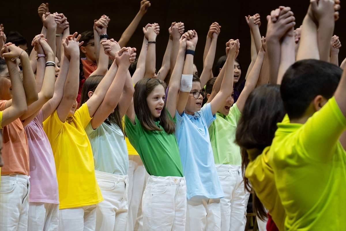 Devlet Çoksesli Çocuk Korosu ve Devlet Çoksesli Gençlik Korosu sezon finali konserinde...