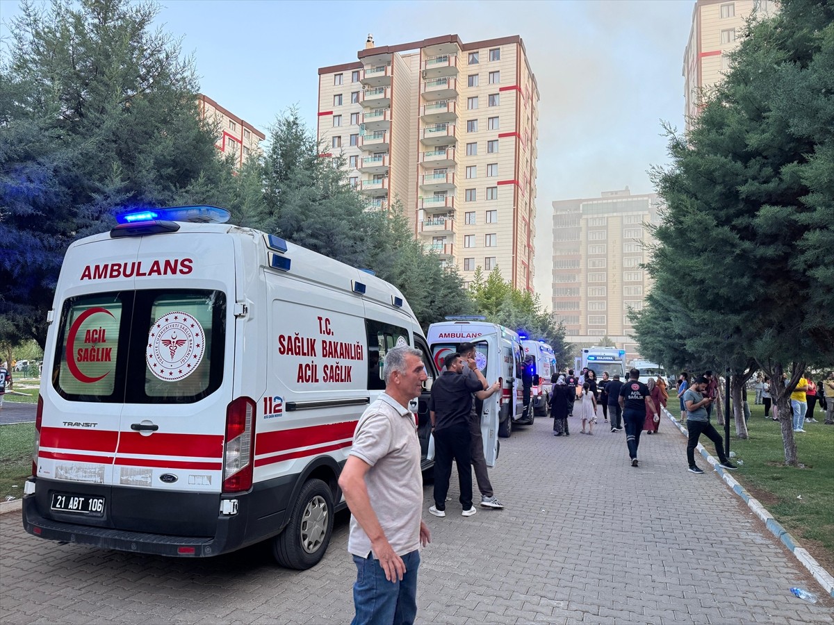 Diyarbakır'da bir binada çıkan yangına itfaiye ekipleri müdahale ediyor.