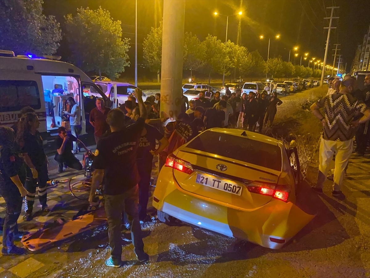 Diyarbakır'da taksinin devrilmesi sonucu sürücü ve yolcu yaralandı.