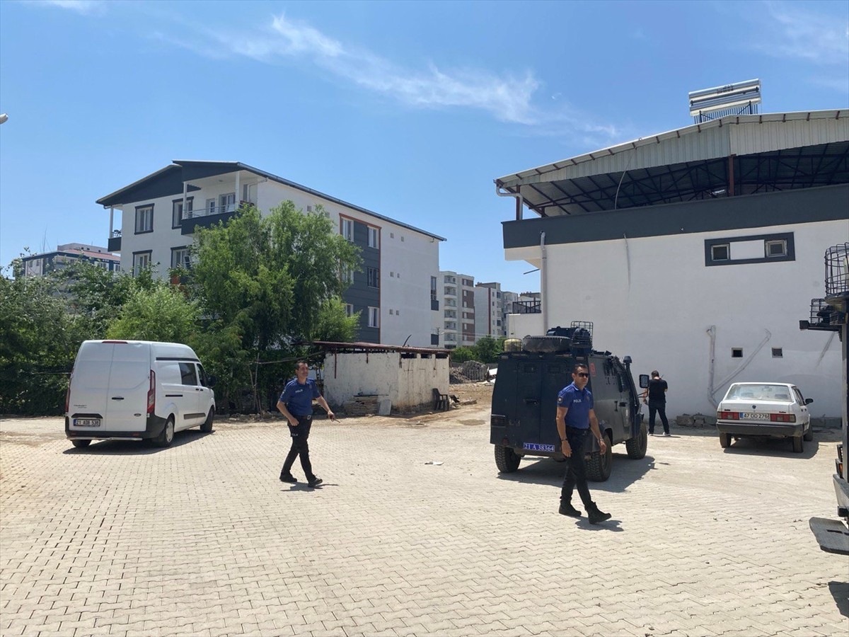 Diyarbakır'ın merkez Yenişehir ilçesinde bir kişi oğlunun çekiçli saldırısında ağır yaralandı....