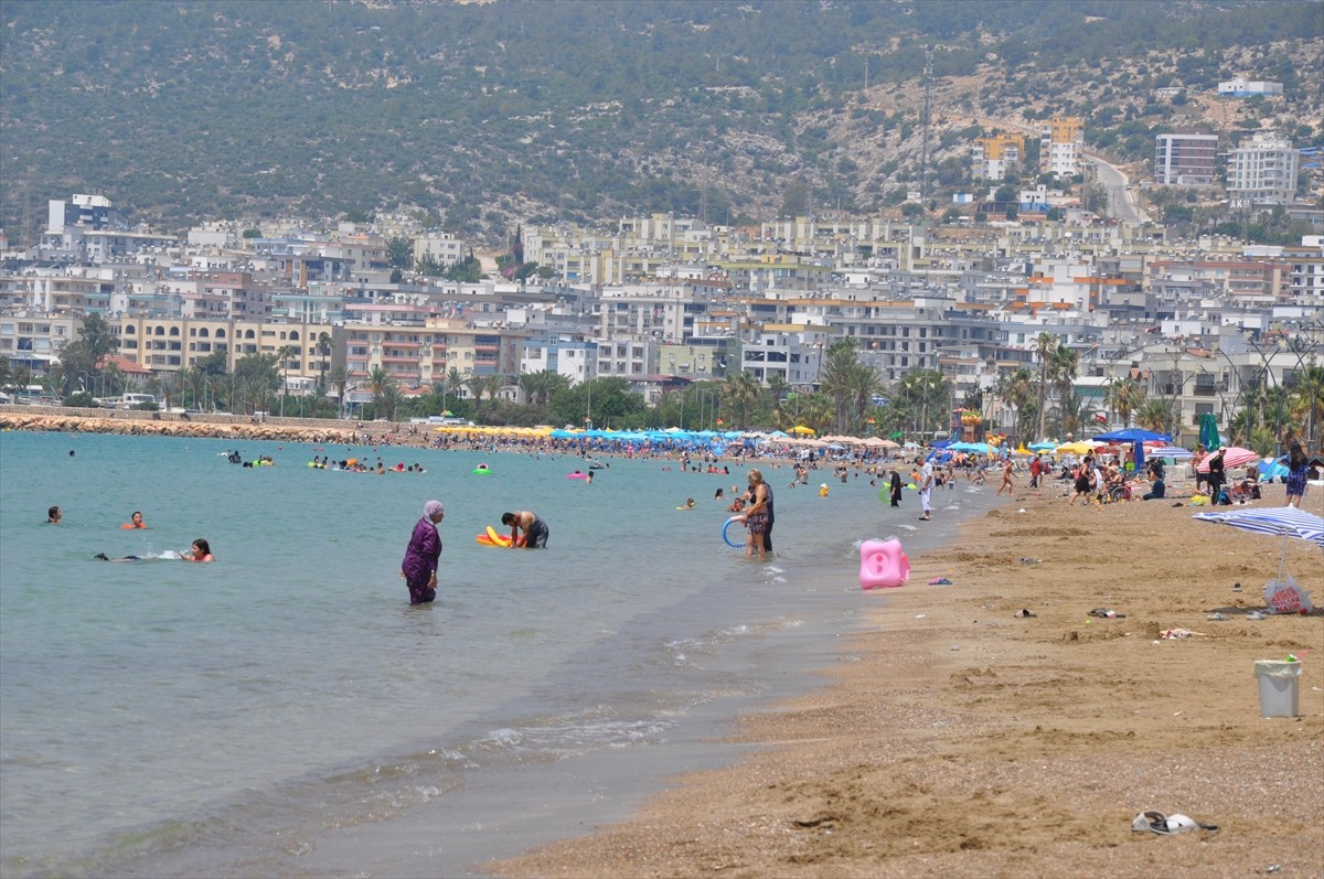 Doğu Akdeniz'in önemli turizm merkezlerinden Mersin'de, Kurban Bayramı'nın son gününde sahillerde...