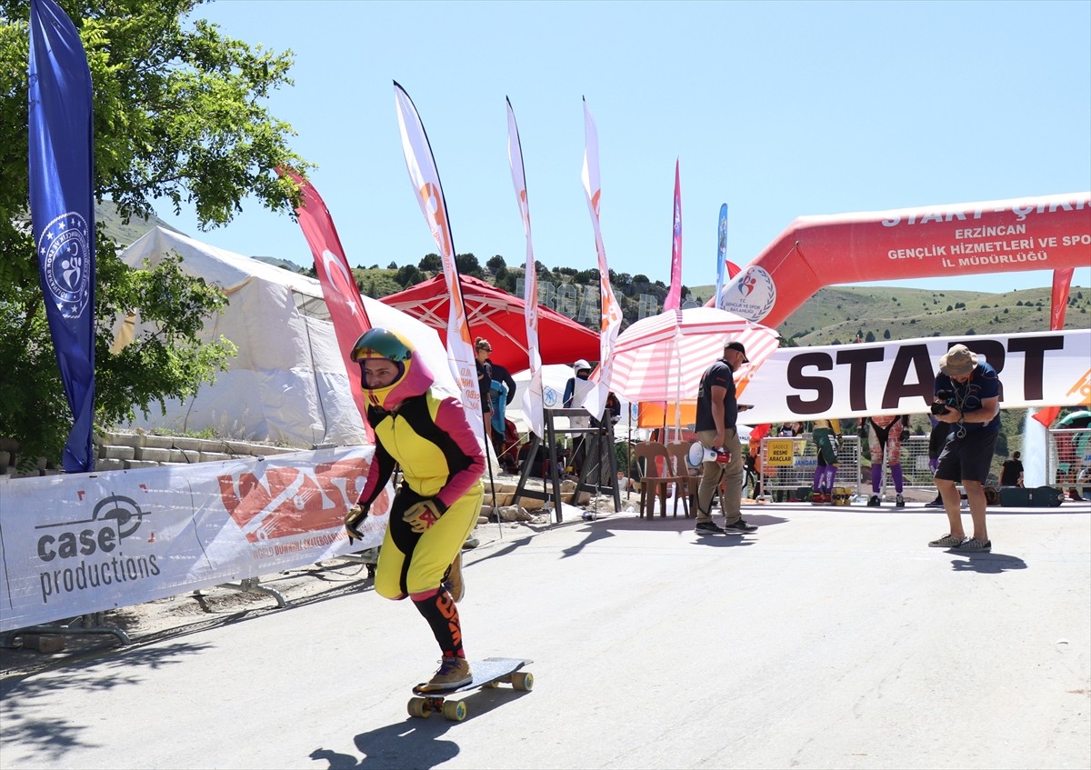 Dünya Kaykay İniş Şampiyonası, 21 ülkeden 50 sporcunun katılımıyla Erzincan Ergan Dağı'nda...