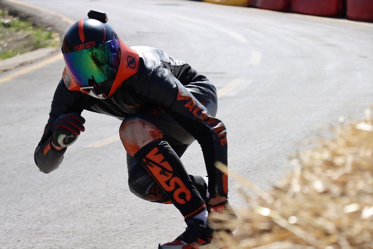 Dünya Kaykay İniş Şampiyonası, 21 ülkeden 50 sporcunun katılımıyla Erzincan Ergan Dağı'nda...