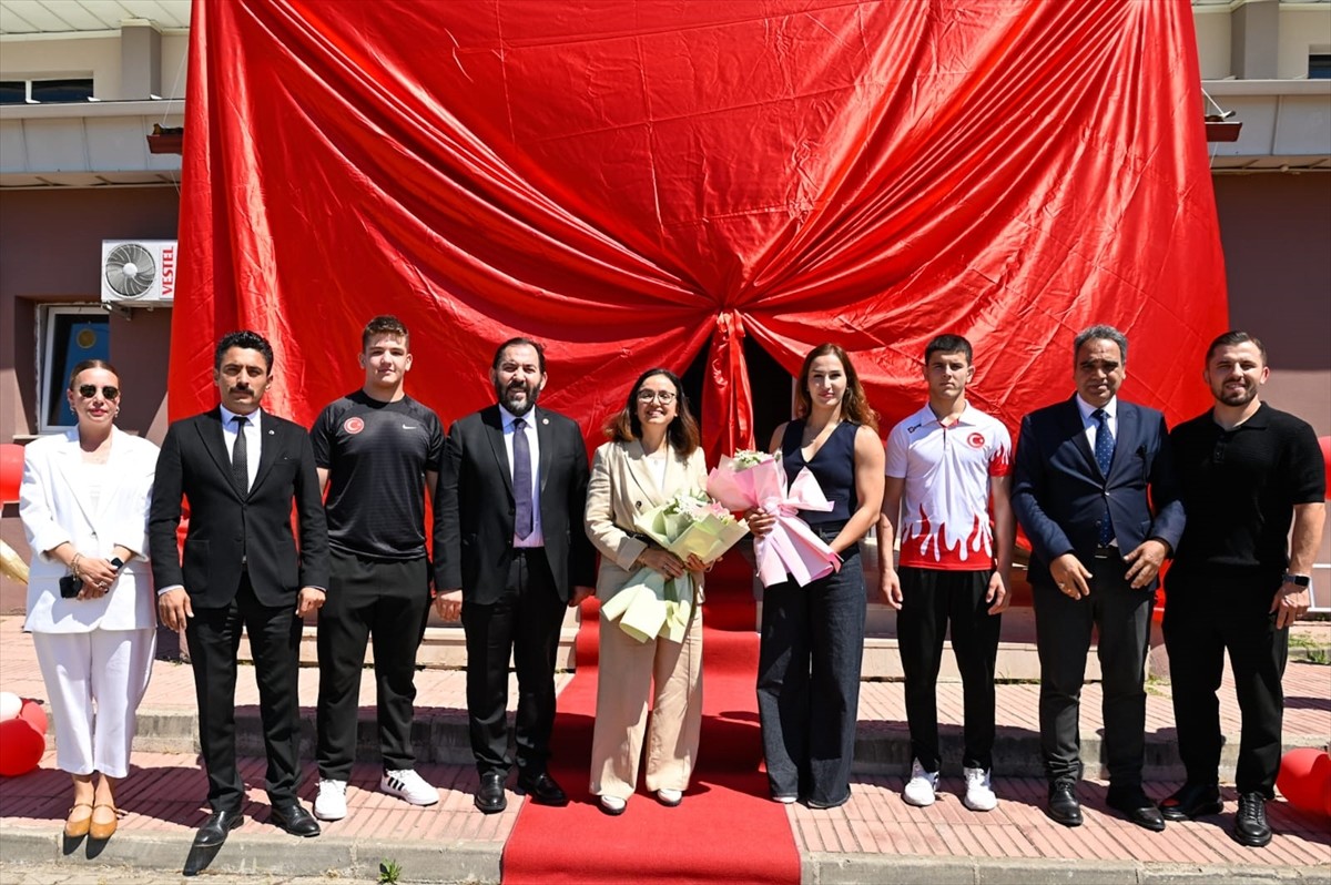 Dünya ve Avrupa şampiyonu, olimpiyat üçüncüsü milli güreşçi Buse Tosun Çavuşoğlu'nun (sağda) adı...