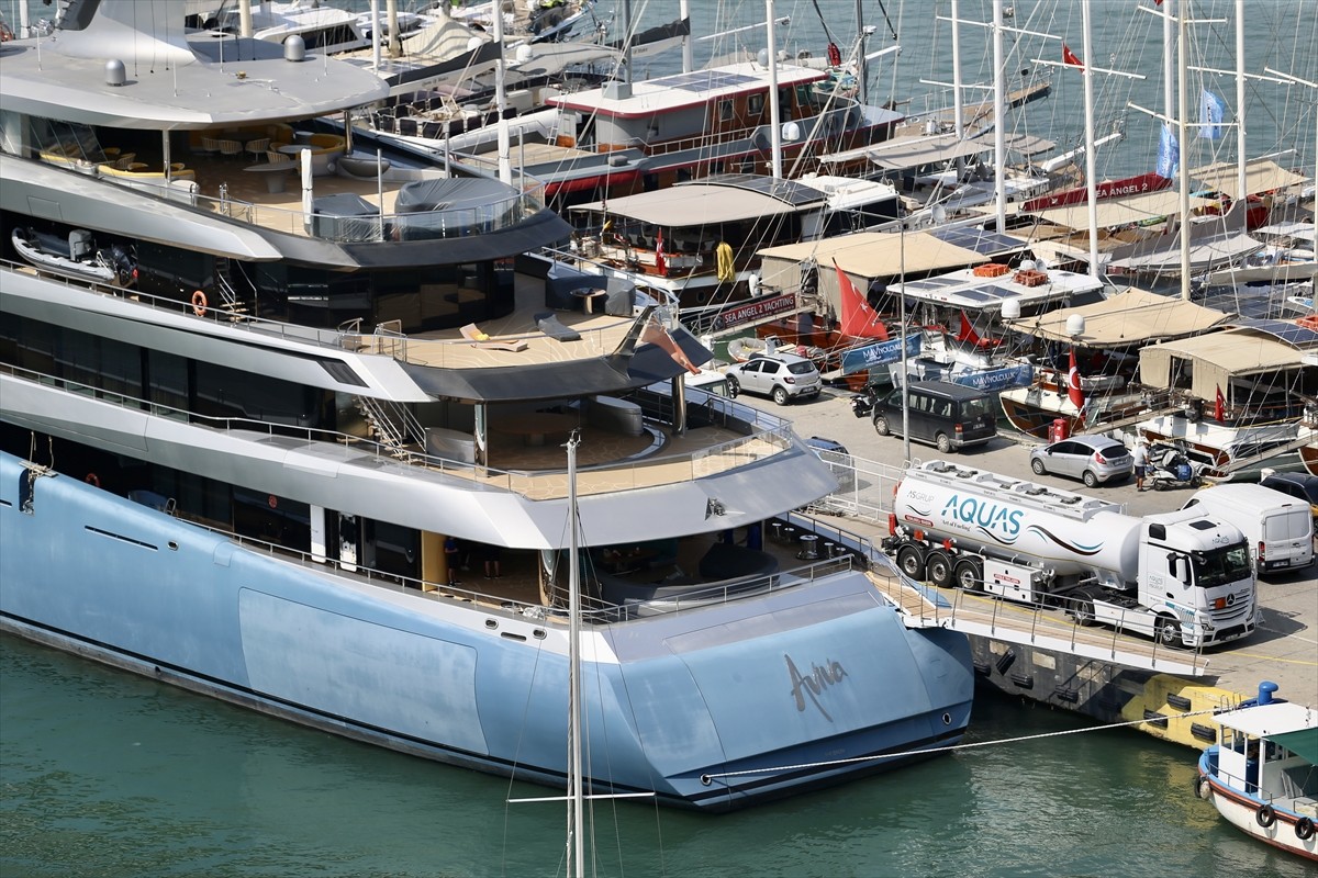 Dünyanın en büyük yatları arasında gösterilen "Aviva", yakıt ikmali için Muğla'nın Fethiye...