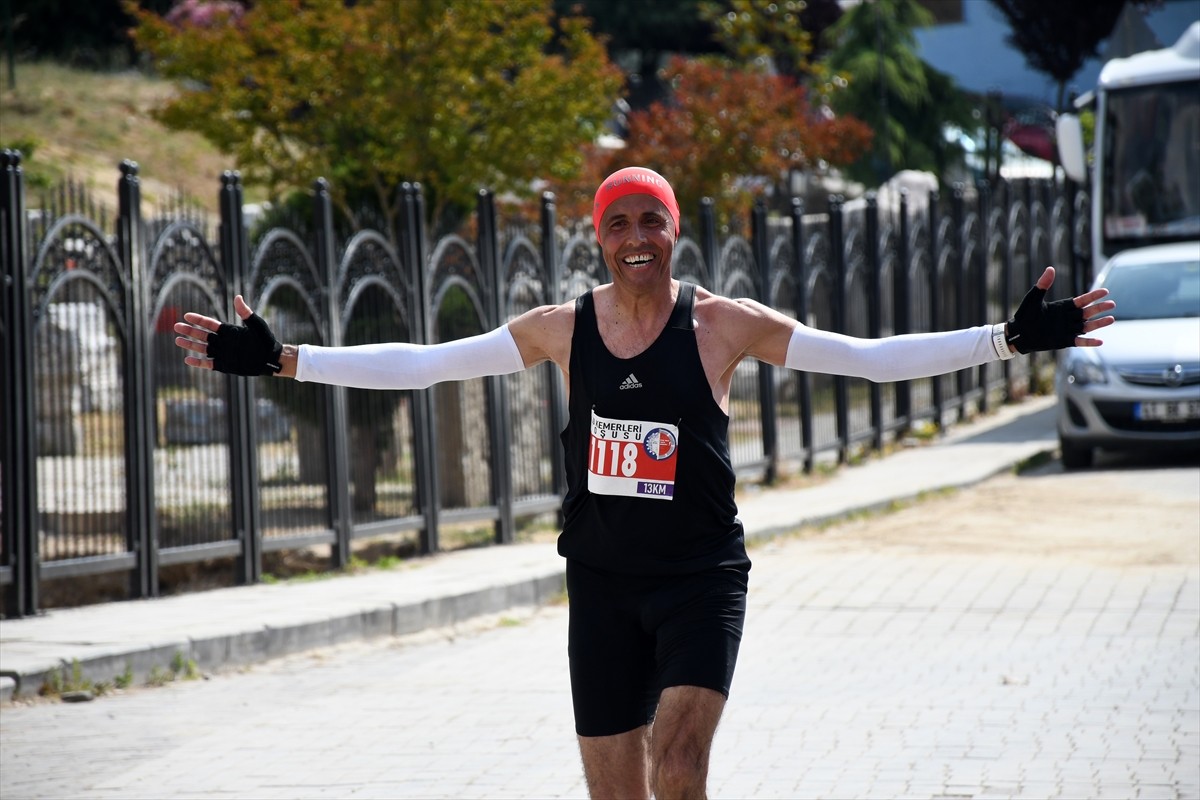 Düzce'de gerçekleştirilen "Tarihi İpekyolu Trail Koşusu" 25 şehirden 250 sporcunun katılımıyla...