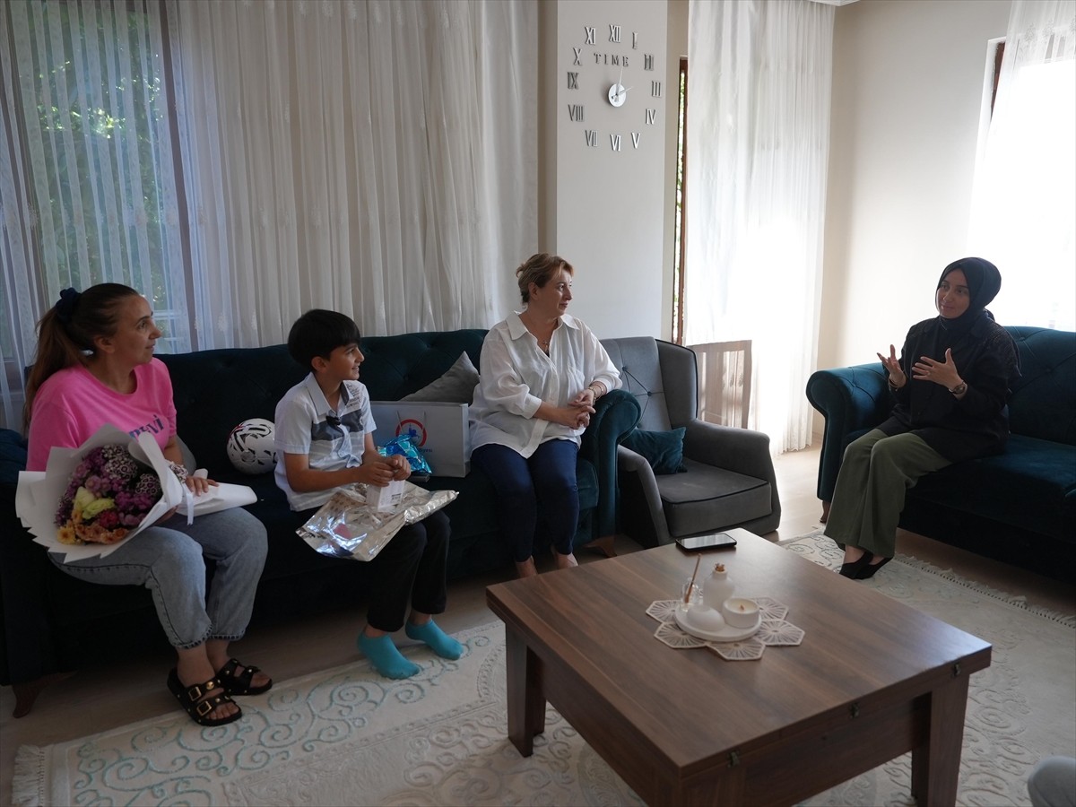 Düzce Belediye Başkan Yardımcısı Ayşe Kılıç (sağda), Kurban Bayramı'nda mesai yapan temizlik...