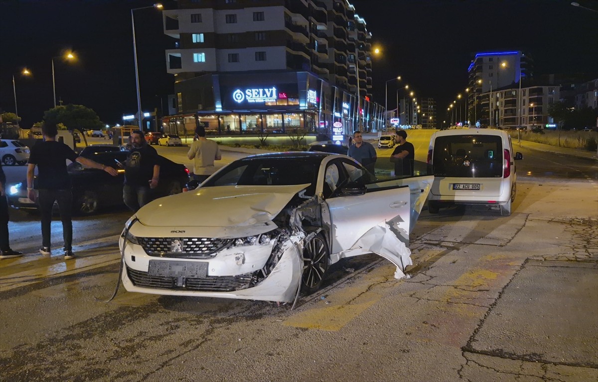 Edirne'de 4 aracın karıştığı zincirleme trafik kazasında 1 kişi yaralandı.