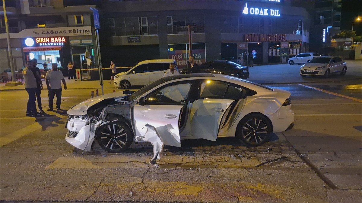 Edirne'de 4 aracın karıştığı zincirleme trafik kazasında 1 kişi yaralandı.