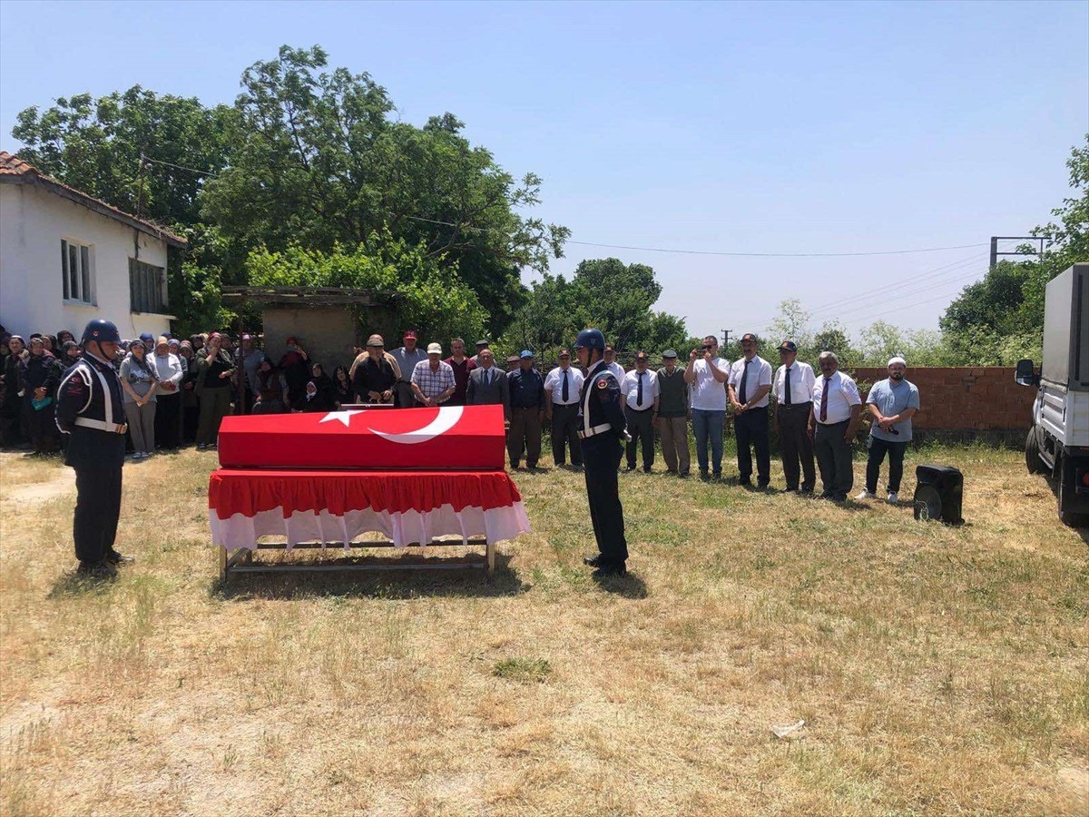 Edirne'de 72 yaşında yaşamını yitiren Kıbrıs Gazisi İsmail Mardin'in cenazesi toprağa verildi....