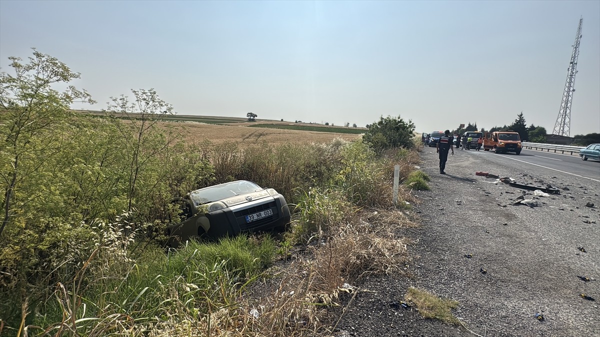 Edirne'de, Havsa-Edirne kara yolunda iki aracın çarpışması sonucu 1 kişi öldü, 1 kişi yaralandı....