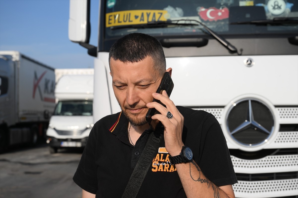 Edirne'de, Kapıkule Sınır Kapısı'ndaki tır parklarında çıkış için sıra bekleyen tır şoförleri...