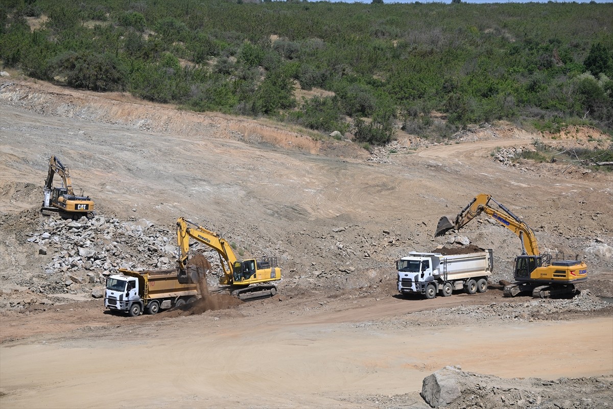 Edirne'deki Çömlekköy Barajı'nın yapımı sürüyor. Devlet Su İşleri (DSİ) Genel Müdürlüğü tarafından...
