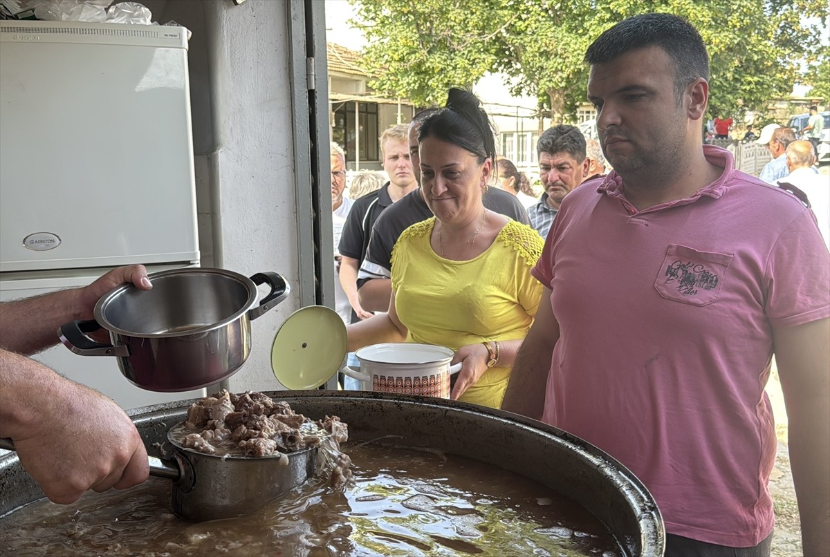 Edirne'nin Süloğlu ilçesine bağlı Yağcılı köyünde, bir asırdır yaşatılan gelenekle pişirilen...
