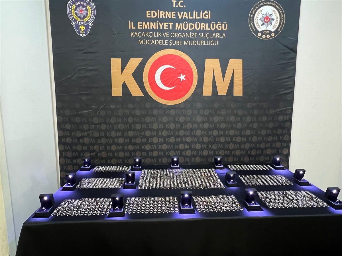 Edirne Emniyet Müdürlüğü ekipleri, bir tırda piyasa değerinin 50 milyon lira olduğu belirtilen ham...