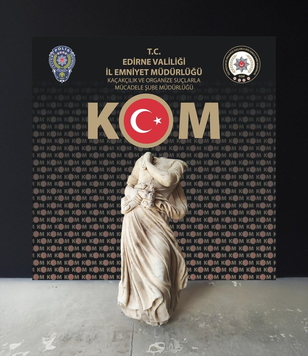 Edirne Emniyet Müdürlüğü ekipleri, otomobilin bagajında neoklasik döneme ait olduğu belirtilen...