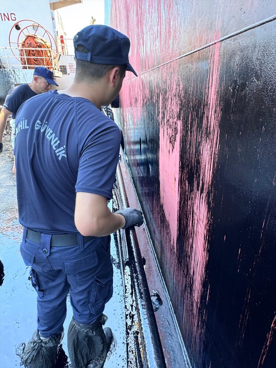 Ege Denizi'nde Bozcaada demir sahasında denizi kirlettiği tespit edilen atık alım tankerine Sahil...