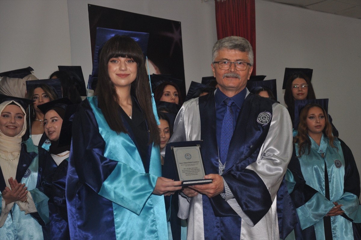 Ege Üniversitesi (EÜ) Ödemiş Sağlık Bilimleri Fakültesi'nden mezun olan öğrenciler törenle...