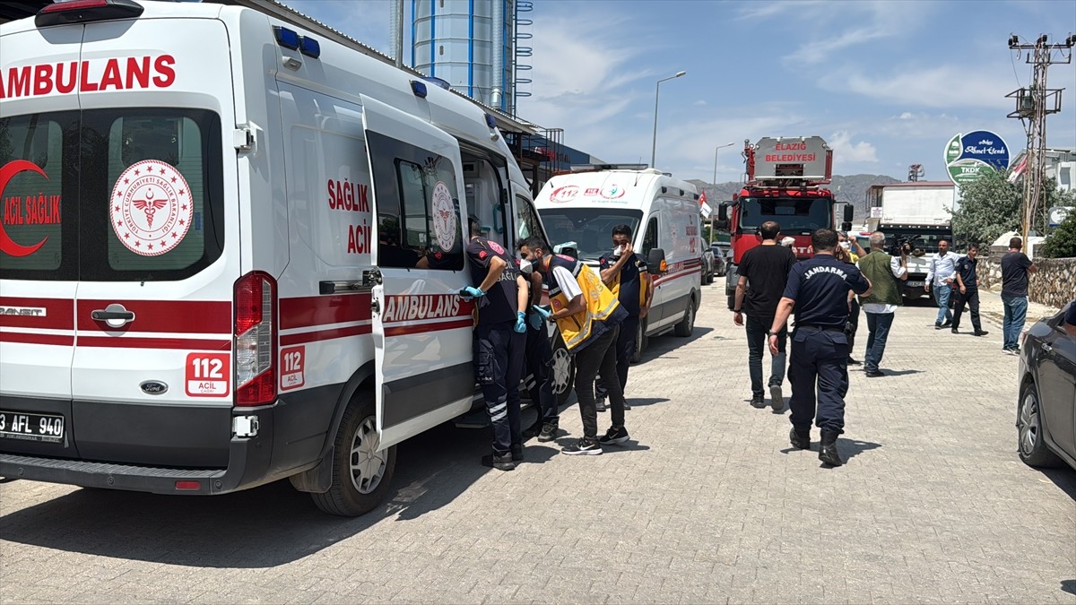 Elazığ'da oksijen ve asetilen gazı dolum tesisinde meydana gelen patlamada, 3 kişi gazdan...